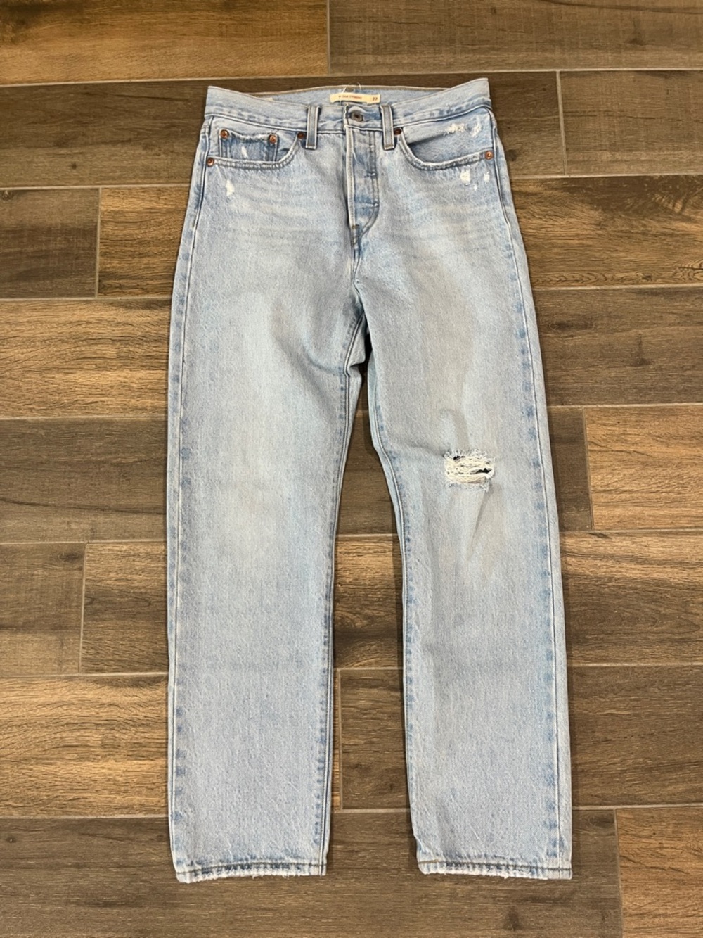 Like New! Levi’s Wedgie Straight Light Wash Denim Jeans Women’s Size 27